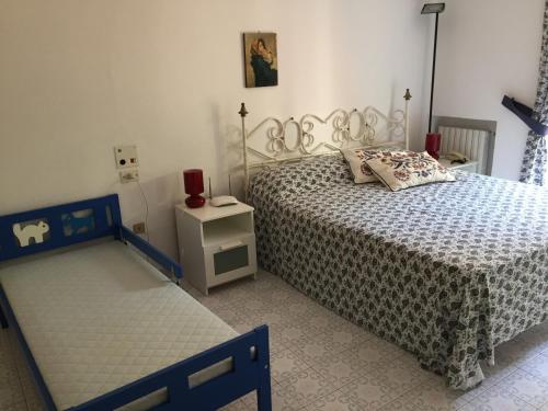 伊斯基亚Elegante Villa al centro di Ischia Porto的一间卧室配有一张床,一个小床头柜配有一张西德西德西德床