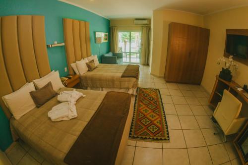 阿瓦雷拉多斯别墅度假村的酒店客房设有两张床和电视。