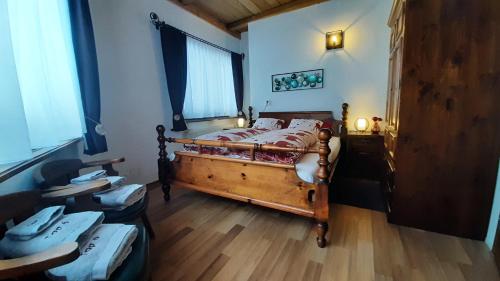 上柯尼希山麓米尔巴赫Hochkönig Top 6的一间卧室配有一张床,铺有木地板