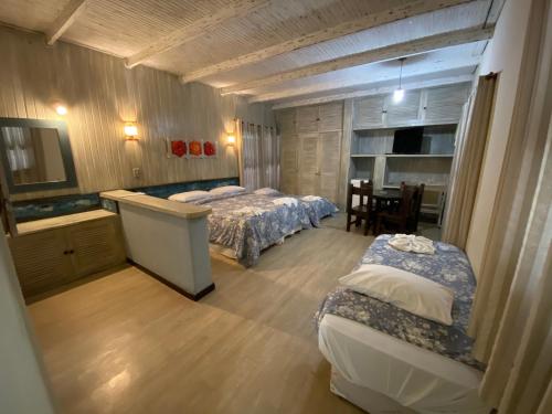 安格拉杜斯雷斯Palace Hotel的一间卧室配有两张床和一张桌子及椅子