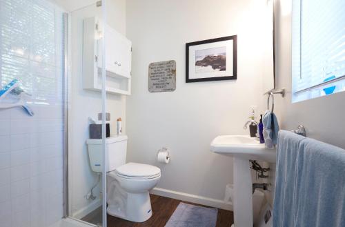 圣何塞Willow Glen Private Studio的白色的浴室设有卫生间和水槽。
