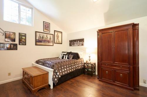 圣何塞Willow Glen Private Studio的一间卧室配有一张床和一个木制橱柜