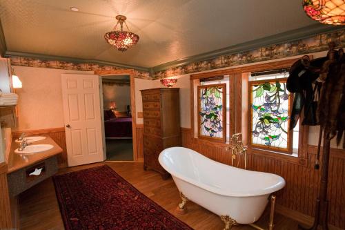 莱文沃思Beaver Valley Lodge的带浴缸、水槽和窗户的浴室