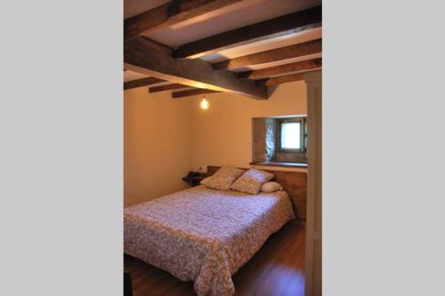 奥尼斯LA CASITA VERDE的铺有木地板的客房内设有一间卧室和一张床。