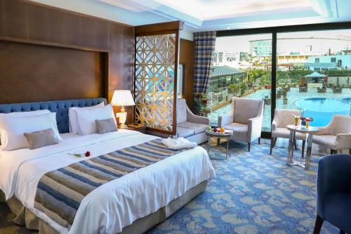 开罗Helnan Landmark Hotel的酒店客房带床和游泳池