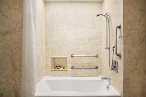 米德尔敦纽波特坎布里亚酒店及会议中心的带浴缸的浴室