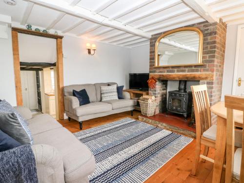 佩文西Fisherman's Cottage的带沙发和壁炉的客厅