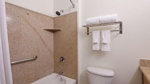 White CityBest Western Crater Lake Highway White City/Medford的浴室配有白色卫生间和毛巾。