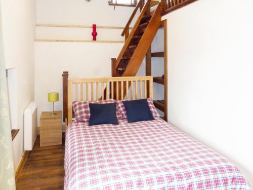 Greenfield Cross RoadsSwallow's Nest的一间卧室配有一张带蓝色枕头的床。