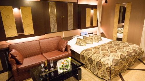 函馆樱花再住酒店（仅限成人）的酒店客房,配有床和沙发