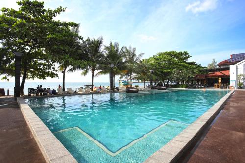西哈努克坤科赌场酒店的海滩旁的大型游泳池