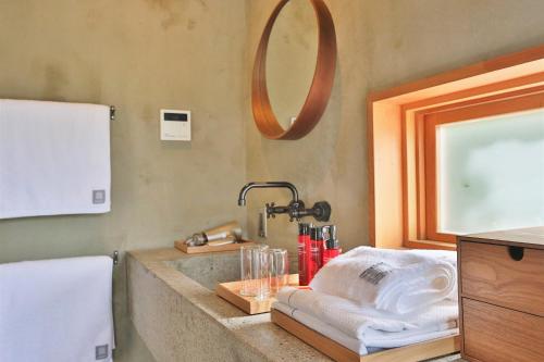 名户KAWASEMINOSU (MUKAKA VILLA)的浴室设有水槽和台面上的毛巾