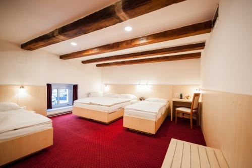 布拉格皮沃瓦尔酒店的红地毯间内的两张床