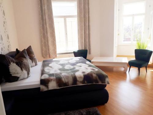 阿尔滕堡Pension Altenburg City的一间卧室配有一张床铺,床上有毯子