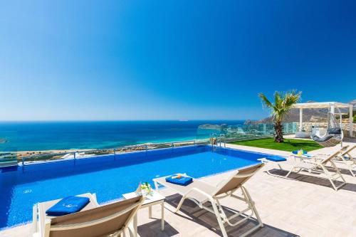 法拉萨纳Blue Horizon Luxury Villas的海景游泳池