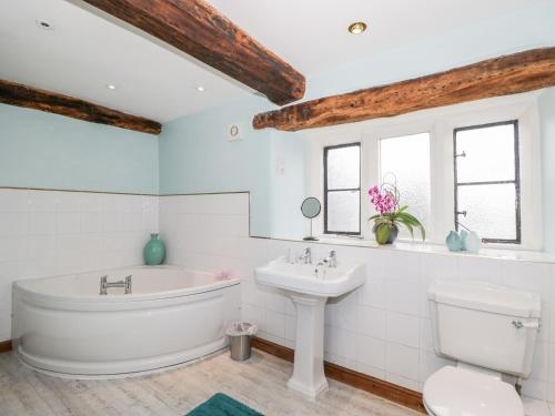 斯通豪斯Chapel House的带浴缸、盥洗盆和卫生间的浴室