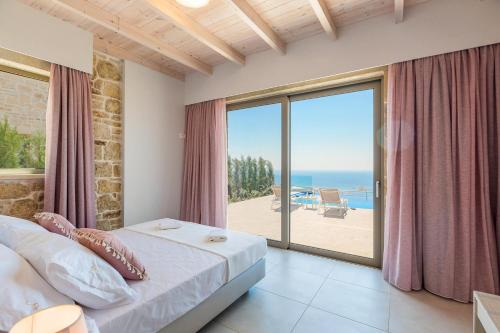法拉萨纳Blue Horizon Luxury Villas的一间卧室配有一张床,享有海景