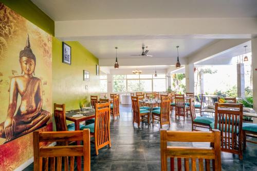 奇克马格尔The Blossom Resort - Chikmagalur的餐厅设有许多桌椅