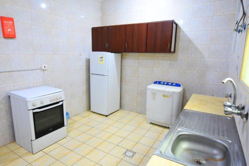 哈伊勒Al Eairy Apartments - Hail 3的一间带水槽和冰箱的小厨房