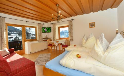 塞费尔德附近赖特嘎普霍夫酒店的客厅配有床和沙发
