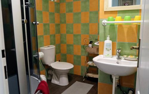 兹诺伊莫格兰特卢克斯兹诺伊莫住宿加早餐旅馆的一间带卫生间和水槽的浴室