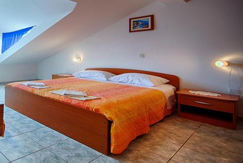拉斯托伏马洛拉戈公寓的一间卧室配有一张带橙色毯子的大床
