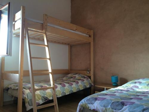 Usclas-du-BoscLestival, le gîte的双层床间 - 带两张床和梯子