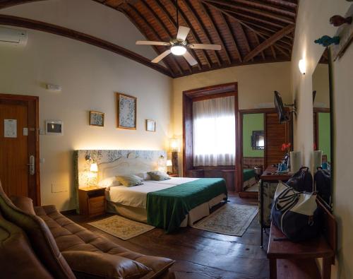 加拉奇科佳拉酒店的一间卧室配有一张床和一张沙发
