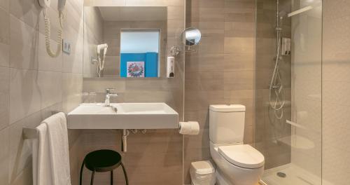 贝尼多姆奥林巴斯酒店的一间带水槽、卫生间和淋浴的浴室