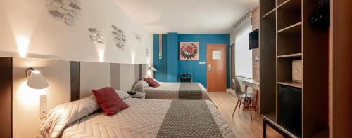 贝尼多姆奥林巴斯酒店的一间卧室配有两张床和电视。