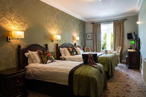 克洛纳基尔蒂弗尔山之物酒店和花园的一间卧室设有两张床和窗户。