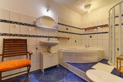 什平德莱鲁夫姆林Pension Seidl的带浴缸、水槽和镜子的浴室