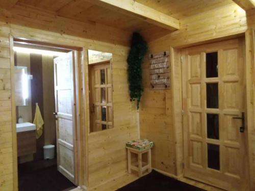 锡尔沃斯瓦里德Bubble House - Apartmanok的小木屋设有门和浴室