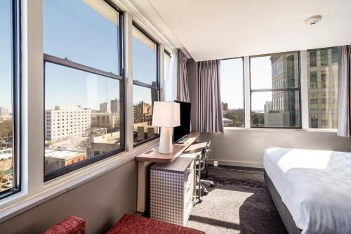 哥伦比亚Holiday Inn - Columbia - Downtown, an IHG Hotel的酒店客房设有一张床和一张带窗户的书桌
