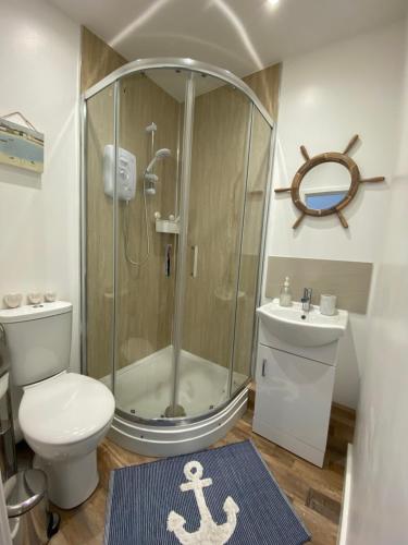 马盖特Margate Seaside Retreat的带淋浴、卫生间和盥洗盆的浴室