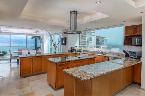 巴亚尔塔港Shangri La Luxury Penthouse Condominiums by Cheap Getaway的一个带大岛的大厨房,上面有台面