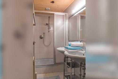 瑟弗浩斯Apart EVA的一间带水槽和淋浴的浴室