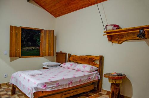 圣托梅-达斯莱特拉斯Pousada Muro de Pedra的一间卧室设有一张床和一个窗口
