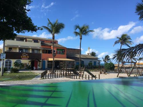 阿雷贝贝Apartamentos da Coló的一座带游泳池的度假村,位于一座建筑前