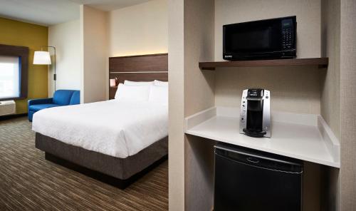 Holiday Inn Express & Suites - Brantford, an IHG Hotel客房内的一张或多张床位