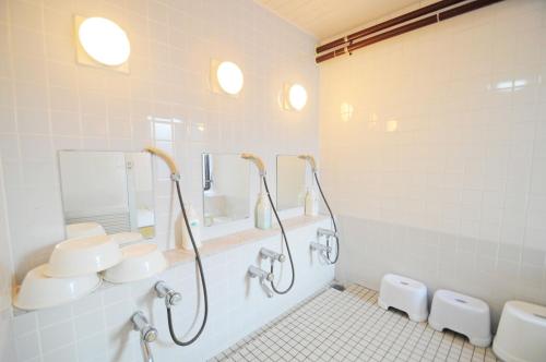 稚内萨哈林酒店的浴室设有2个水槽和2面镜子