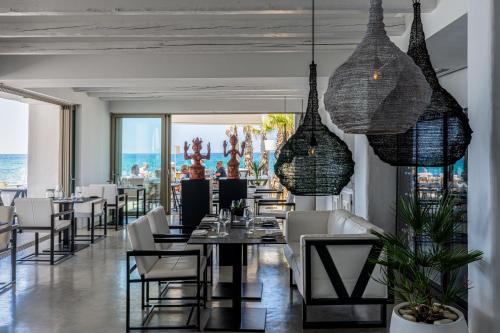 Knossos Beach Bungalows Suites Resort & Spa餐厅或其他用餐的地方