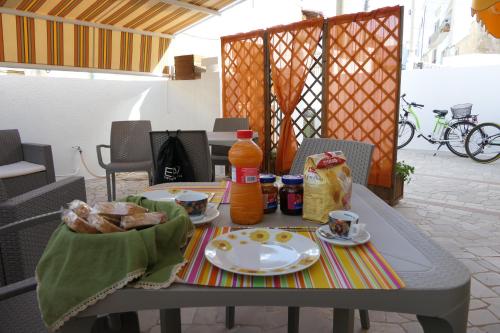 加利亚诺德尔卡波B&B Sentiero del Ciolo的一张桌子,上面放着食物和饮料