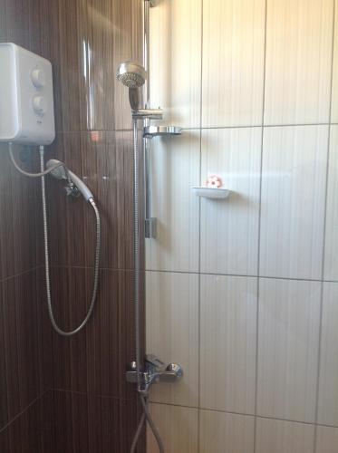 弗利康弗拉克Complexe Immobilier Avani 3的浴室内配有淋浴和头顶淋浴