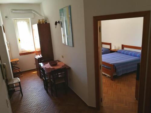 圣乔瓦尼·罗通多B&B Leggieri Villa Siria的一间卧室配有一张床、一张桌子和一面镜子