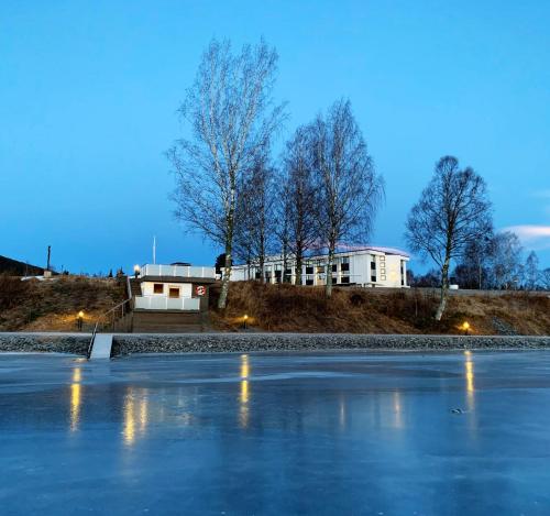 HurdalHurdalsjøen Hotel & Spa的一座曲棍球场,有一座建筑背景