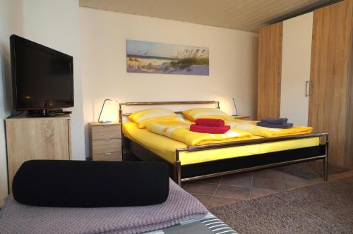 施吉斯瓦德Gästehaus Gaens - Ferienzimmer的一间卧室配有两张床和一台平面电视