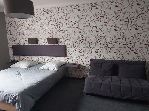 CugnonHotel Des Roches的一间卧室配有一张床,墙上贴有壁纸