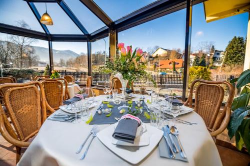 卡尔帕奇诺瓦-滑雪SPA酒店的一间配备有白色桌椅的用餐室