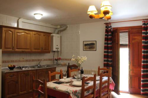 卡皮雷拉Apartamento Rurales Rosendo: Poleo Menta的一间带桌椅的厨房和一间用餐室